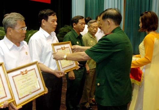 Cựu chiến binh Việt Nam góp phần bảo đảm trật tự an toàn giao thông